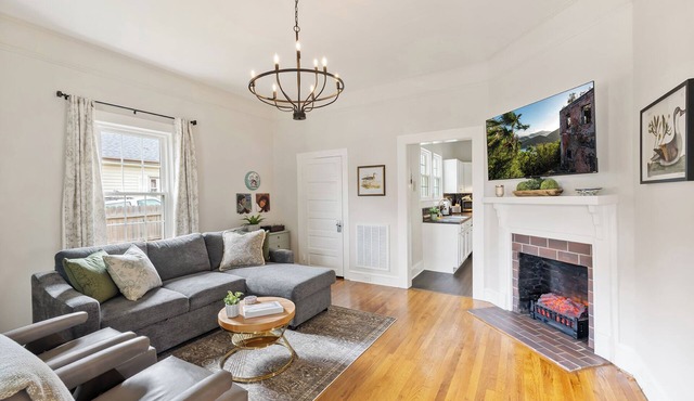 University Mill House-Relax & Explore/Stylish Escape with King bed/Firepit