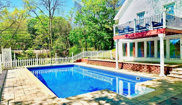 University Villa near Bucknell with Pool