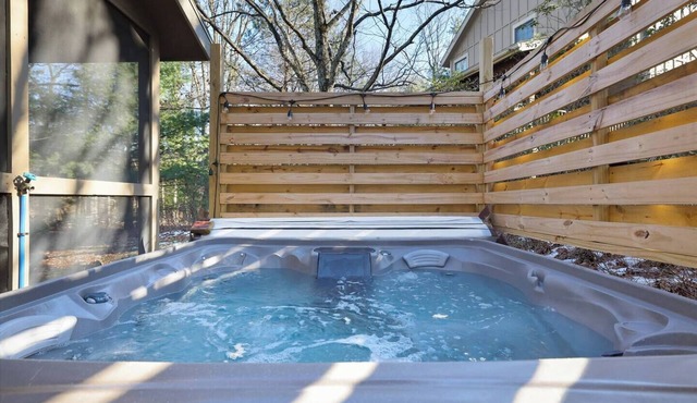 Unleash the adventurer in you with the ultimate Pocono Mountains escape nestled in the Northridge at Camelback community 1 Mile from Camelback. ⁕Outdoor hot tub ⁕Screened-in porch with firepit ⁕Indoor fireplace ⁕Dog-friendly ⁕1 mile t