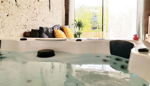 Unlimited private indoor Jacuzzi at Mont saint-michel