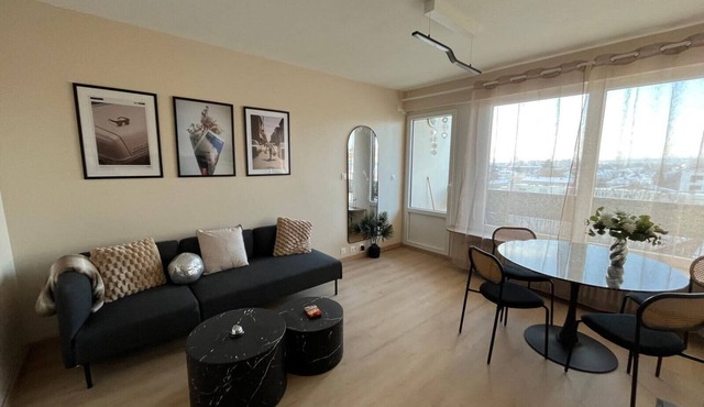 Unlock - Renovated apartment with elevator and balcony, free parking