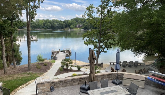 UNMATCHED Lake Vibes + Private Beach +BOAT Option +Watersports +Spacious 5BR/4BA
