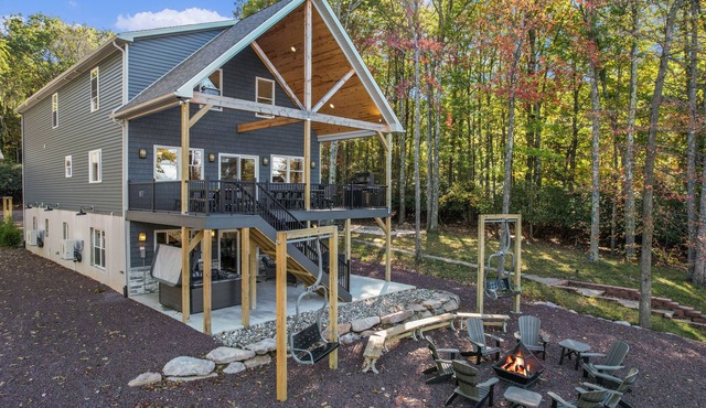 Unmatched Luxury: Brand New 9BR,7BA, Elevator, Hot tub, Sleeps 30, Kids Space!