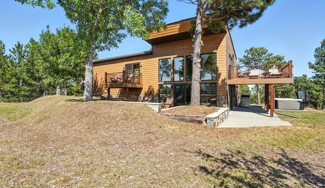 Unmatched views of Mt. Rushmore and Black Elk Peak on 17 acres with hot tub