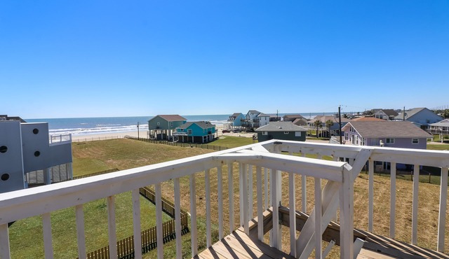 Unobstructed Ocean views! Walk to the beach! King bed. Pets. NEMA 14-50 outlet!
