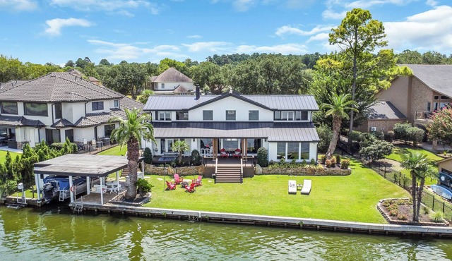 Unobstructed open water lake house for friends & family fun w/Tesla charger