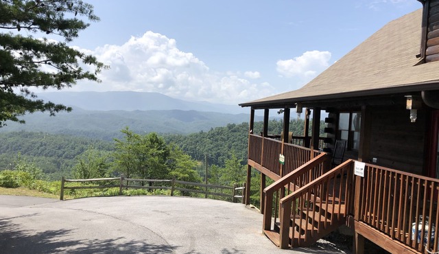 Unobstructed View, Central Location , Honeymoon Retreat, Fire-pit, Hot Tub ⛰️