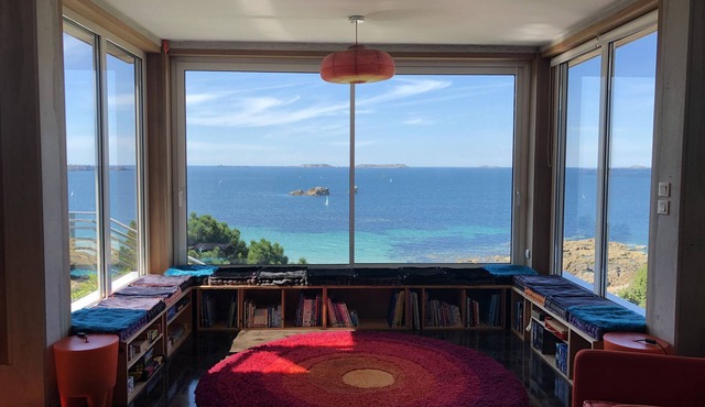 unobstructed view of the sea: "Neiz ar roch" The nest on the rock