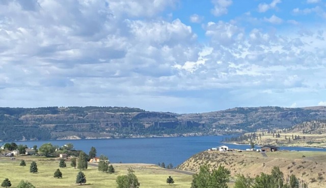 Unobstructed Views Of Lake Roosevelt in Newly Renovated Hotel/Restaurant