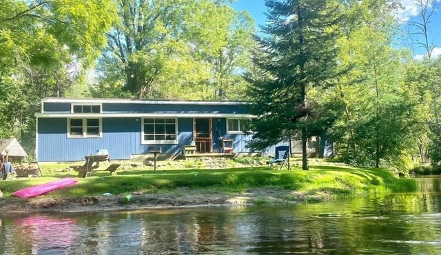 Unplug and kick back! Simple, relaxing cabin on the Clam River.