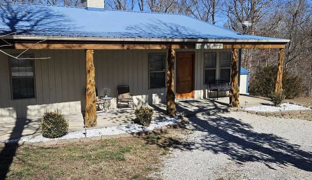 Unplug and unwind at this 2BR/2BA Hideaway, just a short walk to a swimming/fishing cove, backing to peaceful Corps land. Enjoy mornings in nature, afternoons by the water, and evenings around the firepit—perfect for couples, families, or friends!