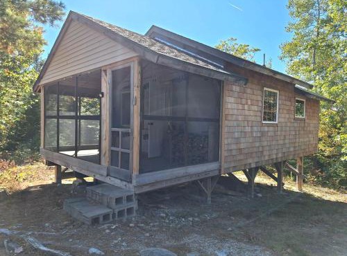 Unplug nd Reconnect in Peceful Off-Grid Cbin for Relxtion nd Nture Immersion in Beddington, Mine