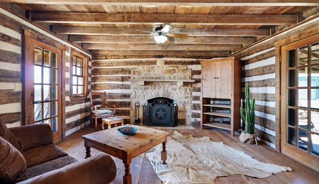 Unplug & RE-Charge, Charming Log Home on 55 acres Family Ranch w stunning views