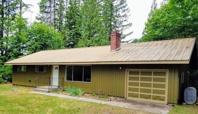 Unplugged Getaway along Trout Creek