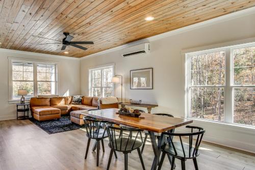 Unplugged Getaway on Lake Secession! Home with Dock