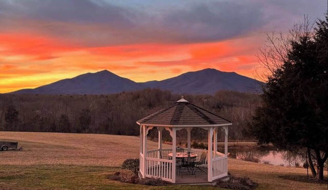 Unplugged Getaway w/Stunning Mountain Views