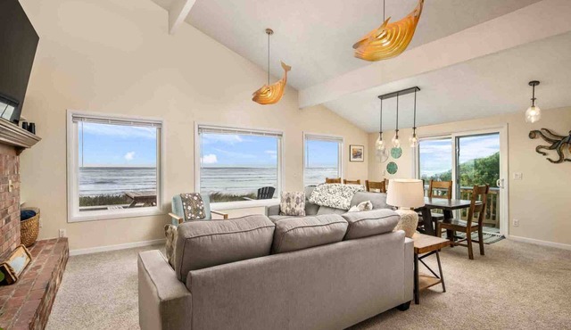 Unreal Panoramic Oceanfront and Beach Views, Hot Tub, New Game Room, Fire-table, 1/2 Mile to Town