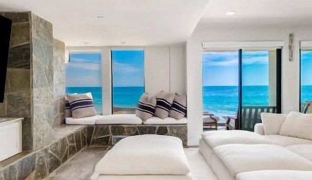 "Unrivaled Luxury at Premier Beachfront Getaway: Private Beach Access"