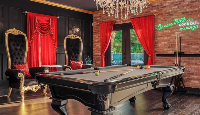 Untouchable~6BR 4BA Speakeasy w/Sky Deck+Fire Pit