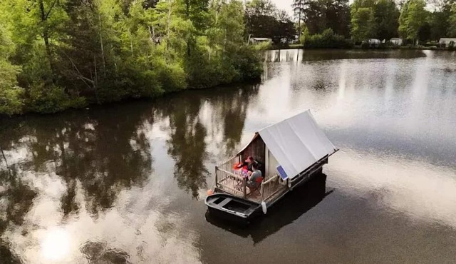 Unusual 2-person float