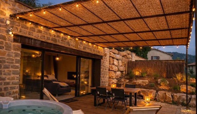 Unusual accommodation with jacuzzi and paddle