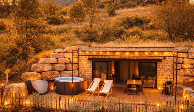 Unusual accommodation with jacuzzi and paddle