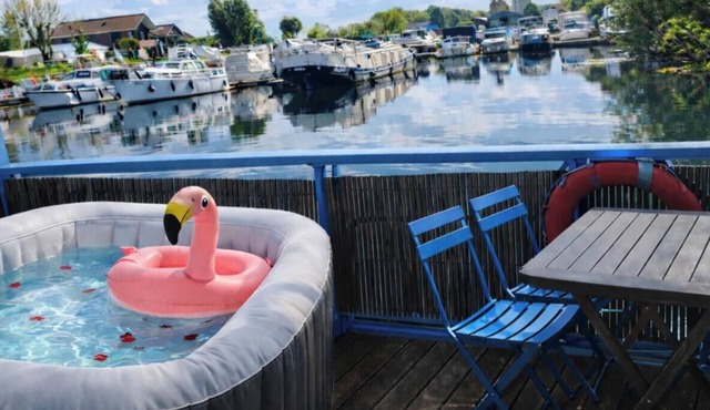 Unusual floating cottage with private Jacuzzi at the Marina