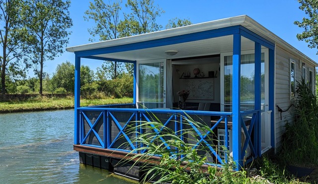 Unusual floating cottage with all comforts for 6 persons, terrace, jacuzzi, fishing