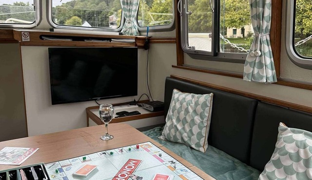 Unusual stay on the Blavet: cosy dockside boat for 2-5 people.