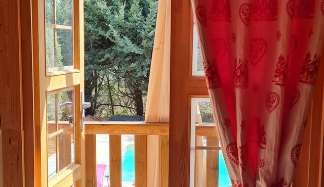 Unusual fully air-conditioned accommodation in the Verdon with free parking and swimming pool