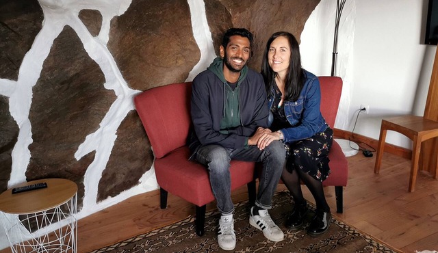 Unusual gîte in the rock with a view of the garrigue