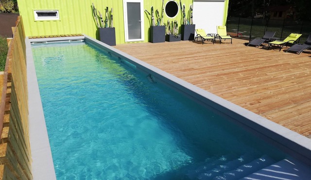 Unusual housing: Containers in a green and quiet setting