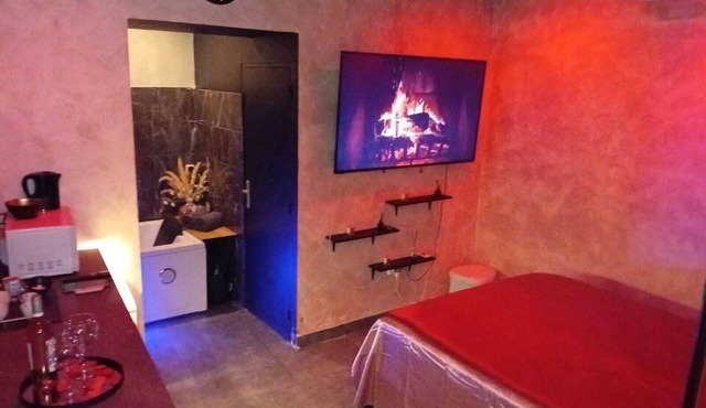 Unusual love cocoon with jacuzzi in the heart of the city love room incredible night