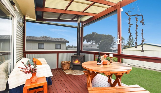 Unwind Accommodation | 2BR Beach Cottage, Pet Friendly, Walk to Surf
