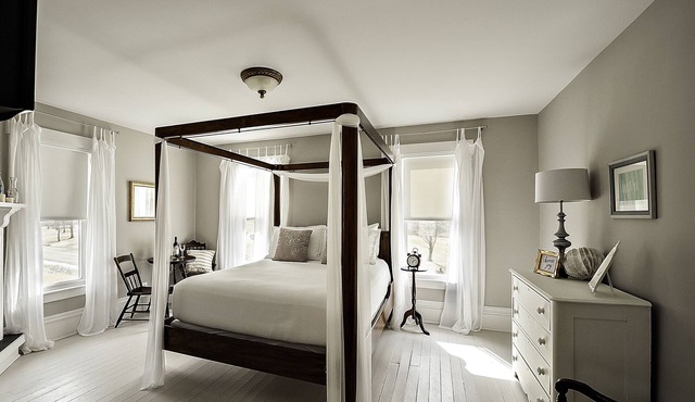 Unwind and Relax at Vineyard with Hot Tub and Massage On Site!