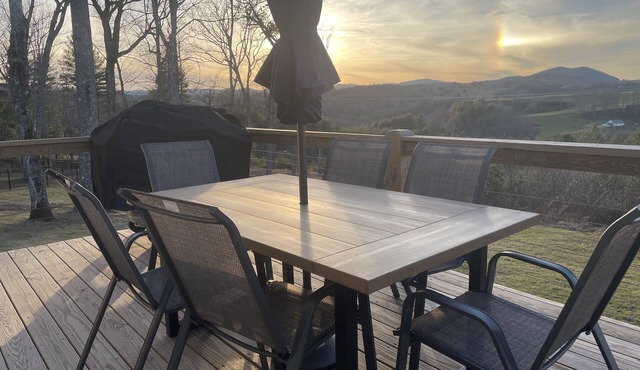 Unwind and relax at this luxurious mountain retreat. Beautiful Views!