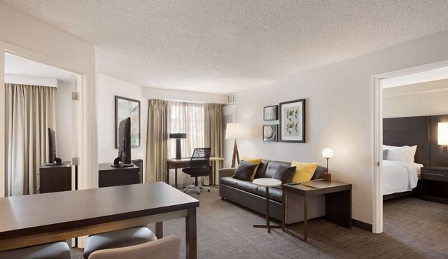 Unwind and Relax! Spacious Unit w/Full Kitchen, Pet-friendly, Free Breakfast!