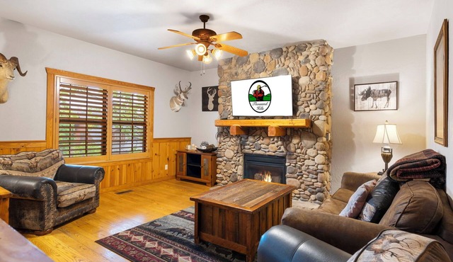 Unwind and Relax! Walk-in Log Cabin with Gas Fireplace and Screened Balcony