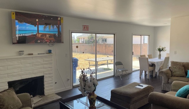 Unwind and Rest in Your Peaceful Lakeview Terrace Home, Relaxing Midterm Stay!