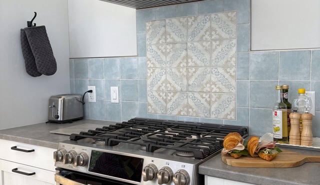 Unwind at BasinView Retreat: Luxe Waterfront Cottage with hot tub & beach access