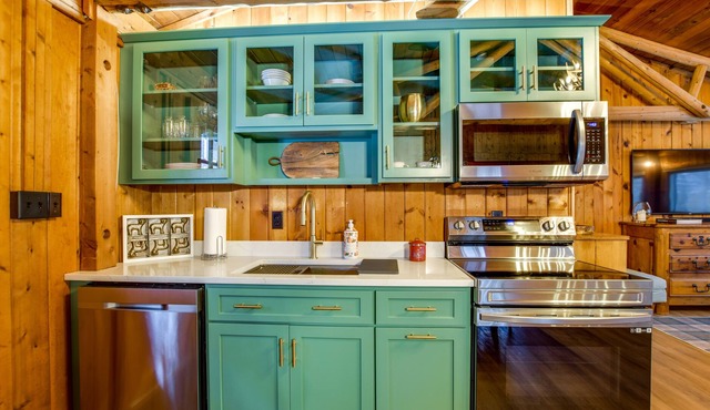 Unwind at Driftless Pines Cabin -