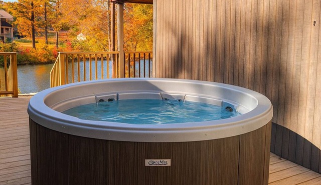 Unwind at Eagle’s Landing on the Lake - Hot Tub and Paddle Boat! Veteran Owned!