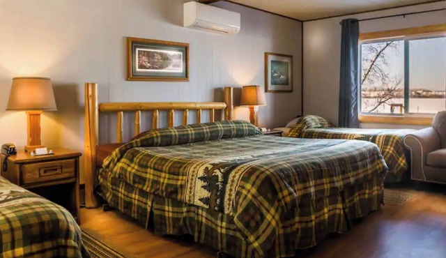 Unwind at the lake in Room 12 - Loons Lair - Curriers Lakeview Lodge