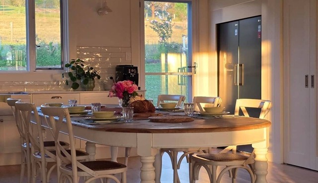 Unwind at the new and beautiful Blue Wren Hill 5 minutes from Gloucester