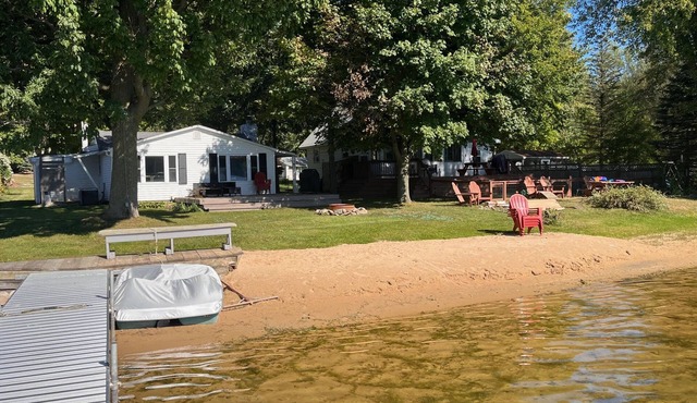 Unwind at the Stunning Fischer's Getaway Lakefront Cottage!