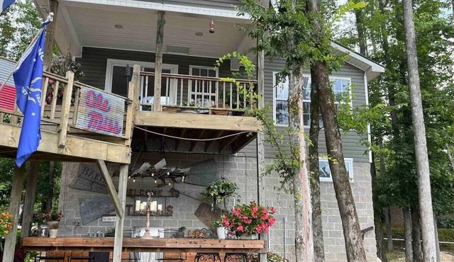 Unwind at this peaceful oasis on the Ouachita River in Caddo Valley.