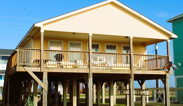Unwind by the Gulf at This Cozy Dune‑Front Cottage.Book Now!