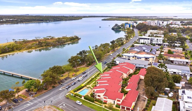 Unwind by the River - Your Waterfront Holiday Oasis