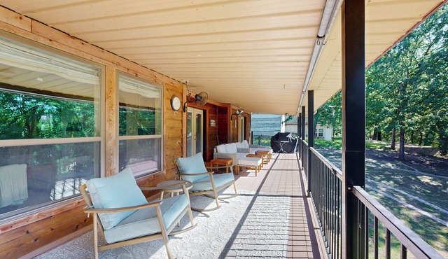 Unwind By the Water! Family Lake House in Eufala