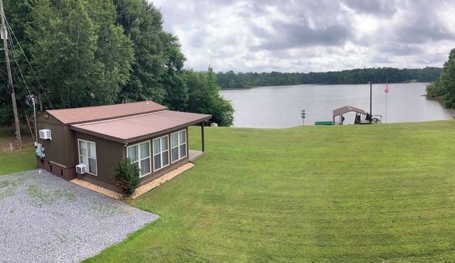 Unwind & enjoy waterfront sunrises. Nestled in a serene-quiet end of the river.